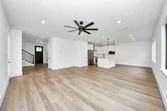 12010 Royal Oaks Banner Wy in Houston, TX - Building Photo - Building Photo