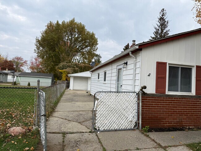21122 Annapolis St in Dearborn Heights, MI - Foto de edificio - Building Photo