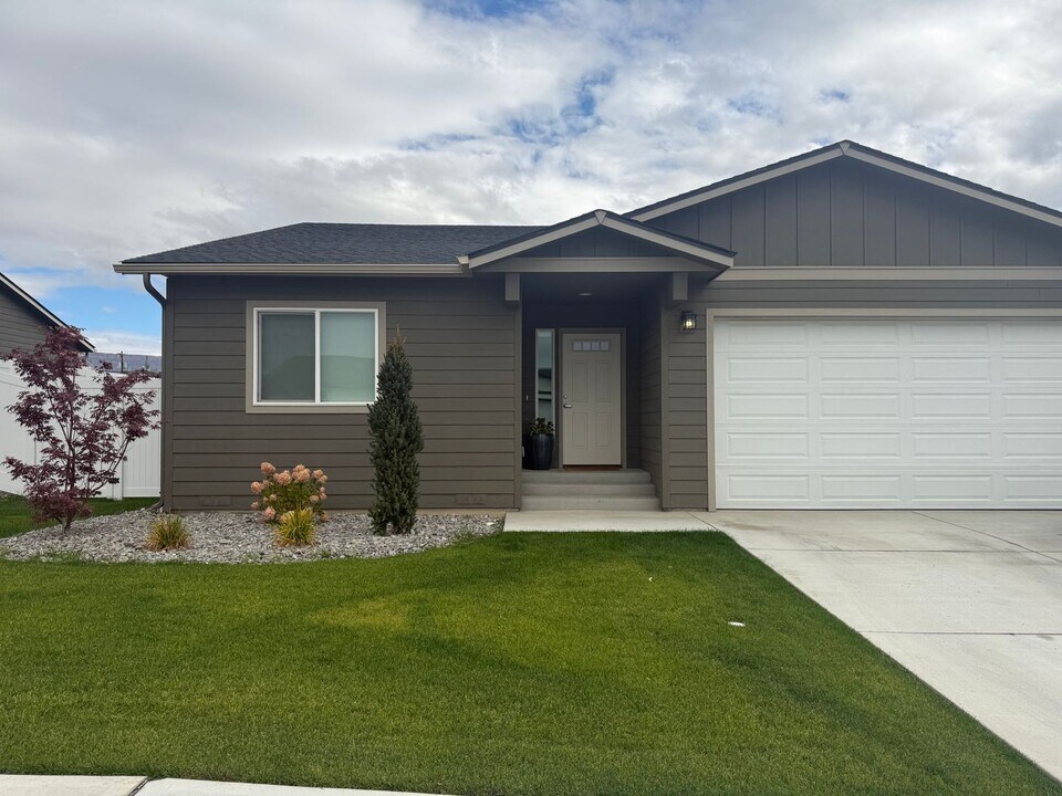 373 S Newton Ave in East Wenatchee, WA - Building Photo