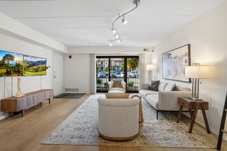 Ambassador Apartments in Philadelphia, PA - Foto de edificio - Building Photo