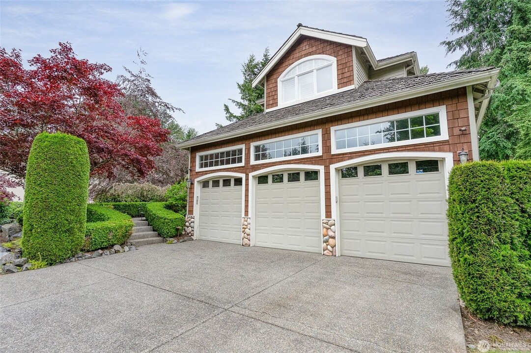 21814 NE 203rd Pl in Woodinville, WA - Foto de edificio