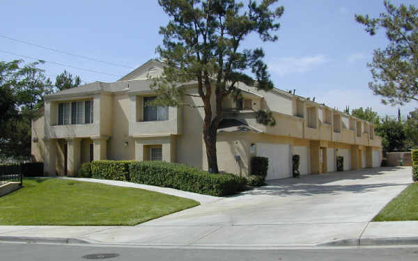 22404 Terrace Pines Dr in Grand Terrace, CA - Foto de edificio