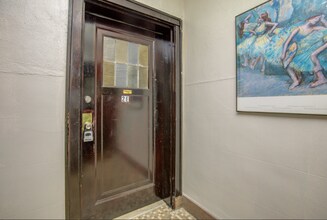 7234 Amherst Ave, Unit 2E in University City, MO - Foto de edificio - Building Photo
