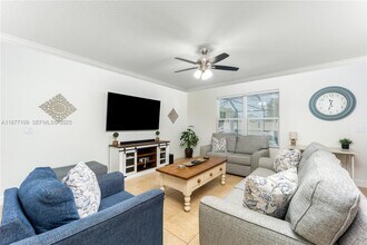 3158 SW Centamino St in Port St. Lucie, FL - Foto de edificio - Building Photo