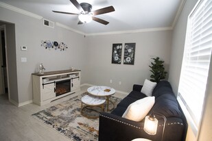 114 Scofield Ave in Johnson City, TX - Building Photo