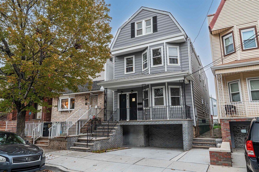 93 W 11th St in Bayonne, NJ - Foto de edificio