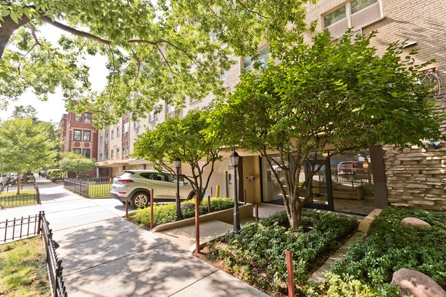 property at 420 W Aldine Ave