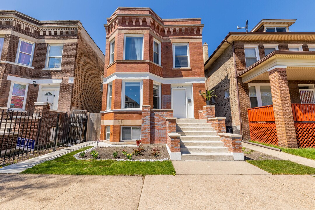 5924 S Artesian Ave in Chicago, IL - Building Photo