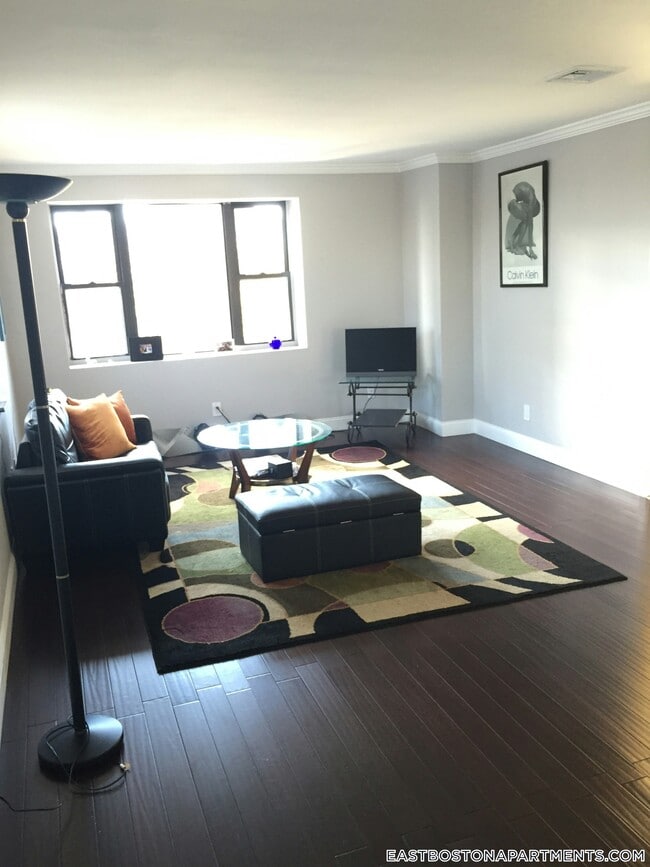 30 Decatur St, Unit 6 in Boston, MA - Foto de edificio - Building Photo