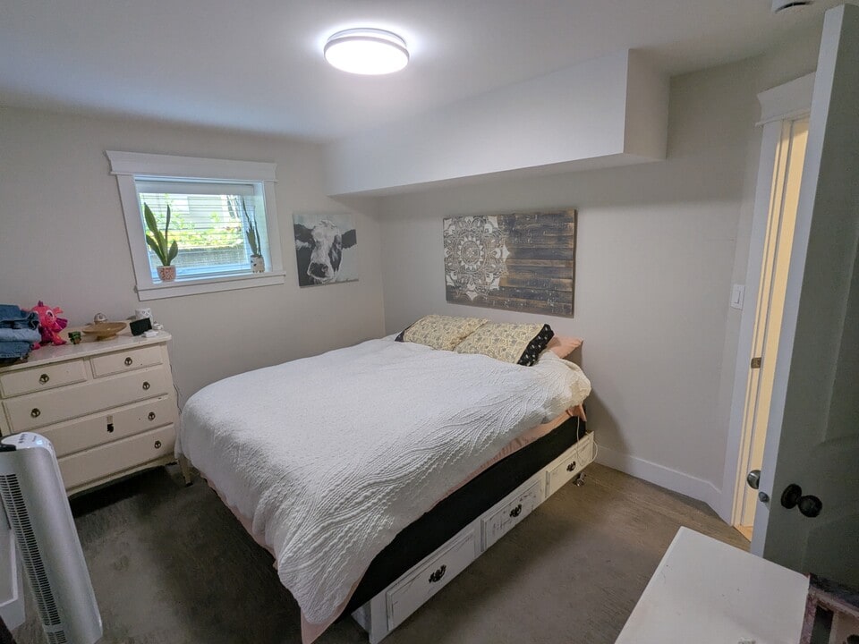 915-915 Glen Vale Rd in Victoria, BC - Building Photo