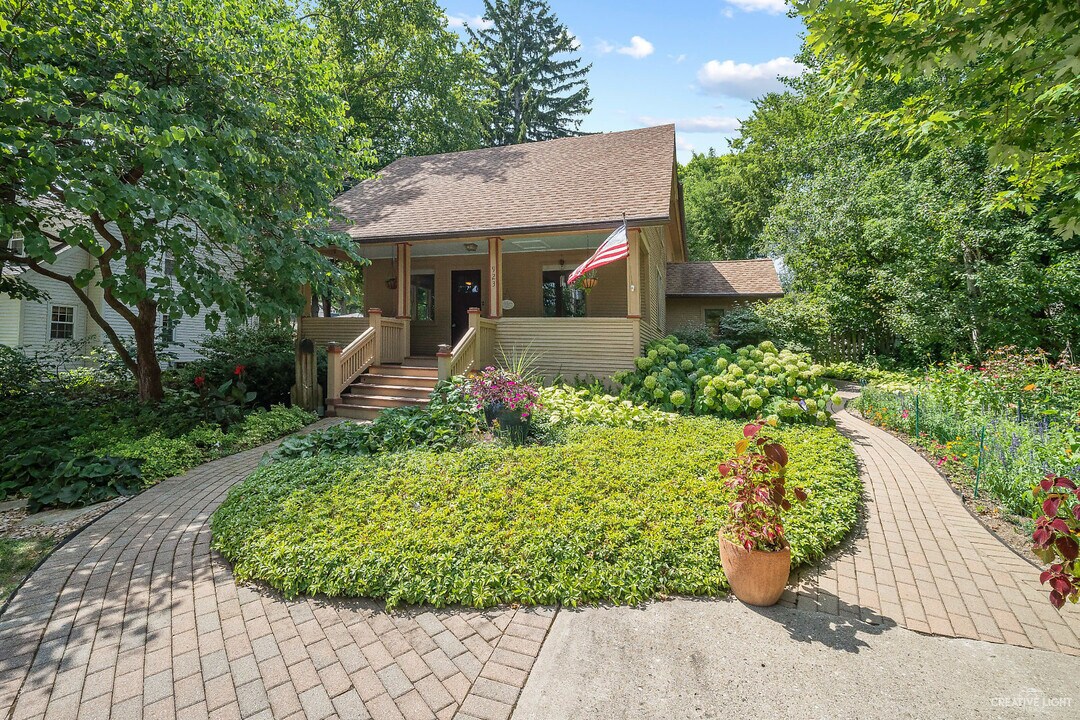 923 Ash St in St. Charles, IL - Building Photo