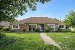 10135 Rita Rd in Dallas, TX - Building Photo