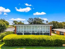 1310 Harbor View Dr in Galveston, TX - Building Photo