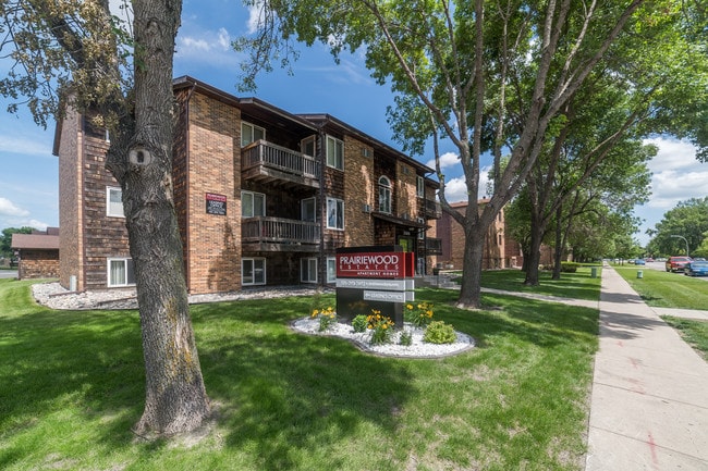 Prairiewood Estates in Fargo, ND - Foto de edificio - Building Photo
