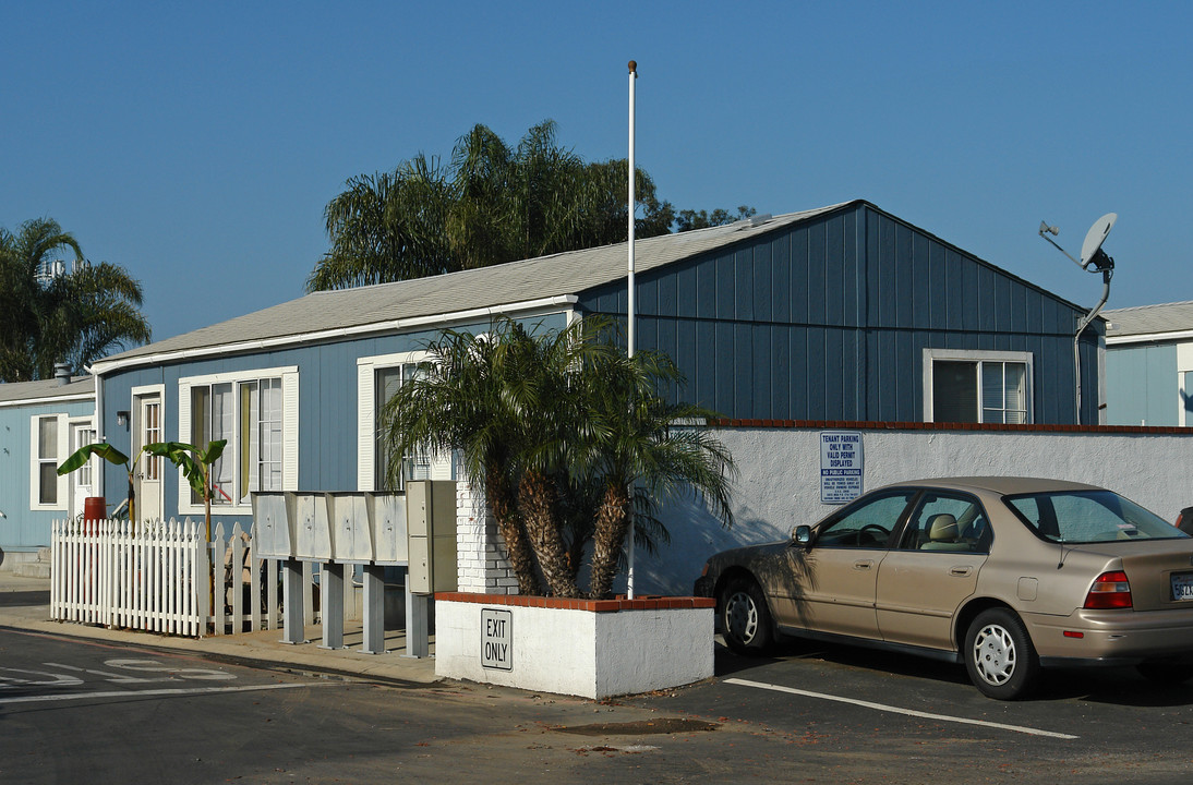 Sea Breeze Villas in Costa Mesa, CA - Foto de edificio