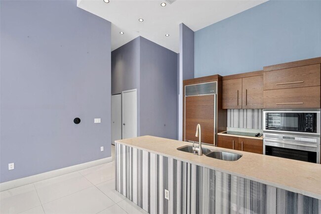 475 Brickell Ave, Unit 2812 in Miami, FL - Building Photo - Building Photo