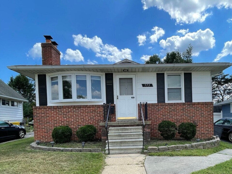 573 Shipley Rd in Linthicum Heights, MD - Building Photo