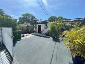 200-210 NE 110th St in Miami, FL - Foto de edificio - Building Photo