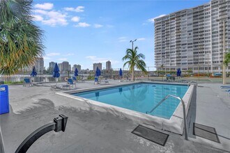 2780 NE 183rd St, Unit 909 in Aventura, FL - Building Photo - Building Photo