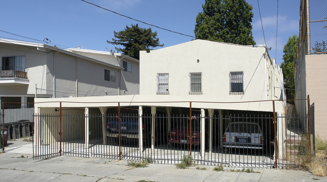 Multi-family in Oakland, CA - Foto de edificio