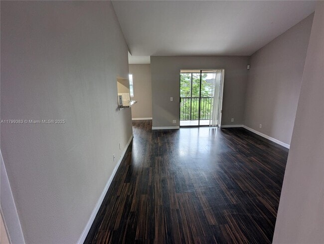 4090 N Pine Island Rd in Sunrise, FL - Building Photo - Building Photo