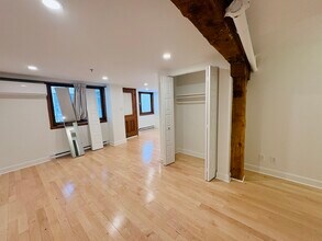 215 De La Commune Rue O in Montréal, QC - Building Photo - Building Photo