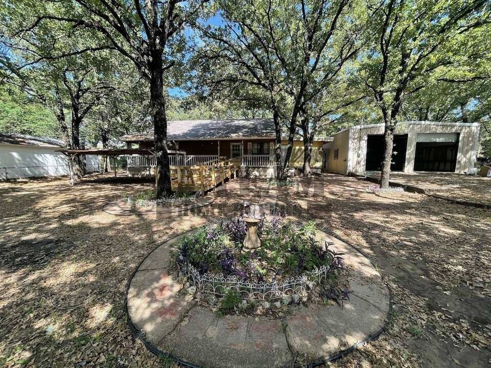 1925 Elm Dr in Kemp, TX - Building Photo