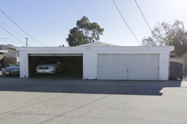 14752 Bushard St in Westminster, CA - Foto de edificio - Building Photo