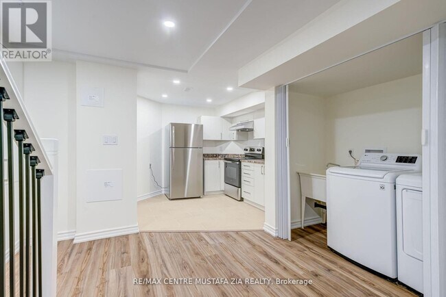 5557 Northrise Rd in Mississauga, ON - Building Photo - Building Photo