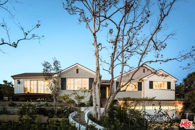 property at 14939 La Cumbre Dr