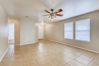 9042 Camino Rey in San Antonio, TX - Building Photo - Building Photo