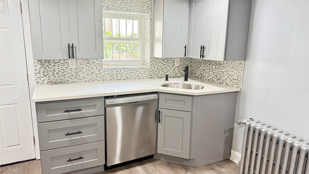 7 Beacon Ave in Jersey City, NJ - Building Photo