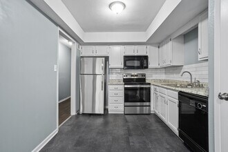 642 NW Valleybrook Rd in Blue Springs, MO - Building Photo - Building Photo