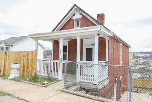 305 Chestnut St in Irwin, PA - Building Photo