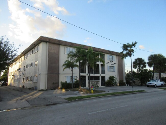 348 S Federal Hwy in Dania Beach, FL - Building Photo - Building Photo