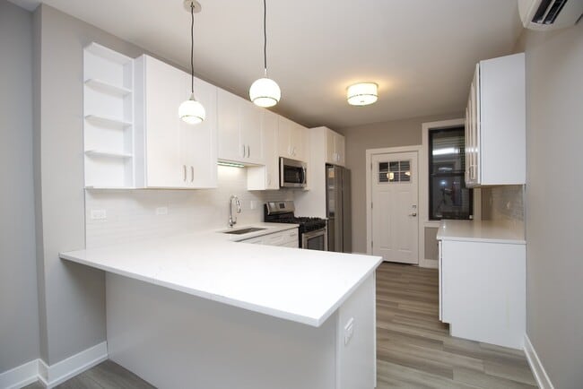 3934 N Janssen Ave, Unit J09W in Chicago, IL - Building Photo - Building Photo