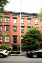 323 W 19th St in New York, NY - Building Photo - Building Photo