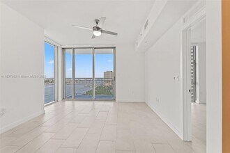 2150 N Bayshore Dr, Unit 2504 in Miami, FL - Foto de edificio - Building Photo