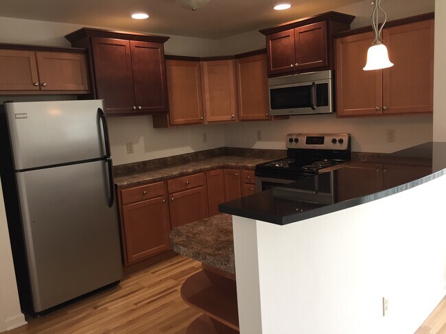 1135 Ridge Creek Cir in Waukesha, WI - Building Photo - Building Photo