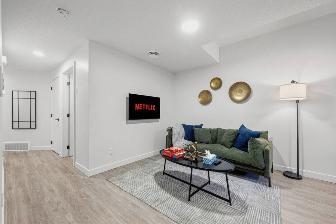 10749-10773 73 Ave NW in Edmonton, AB - Building Photo