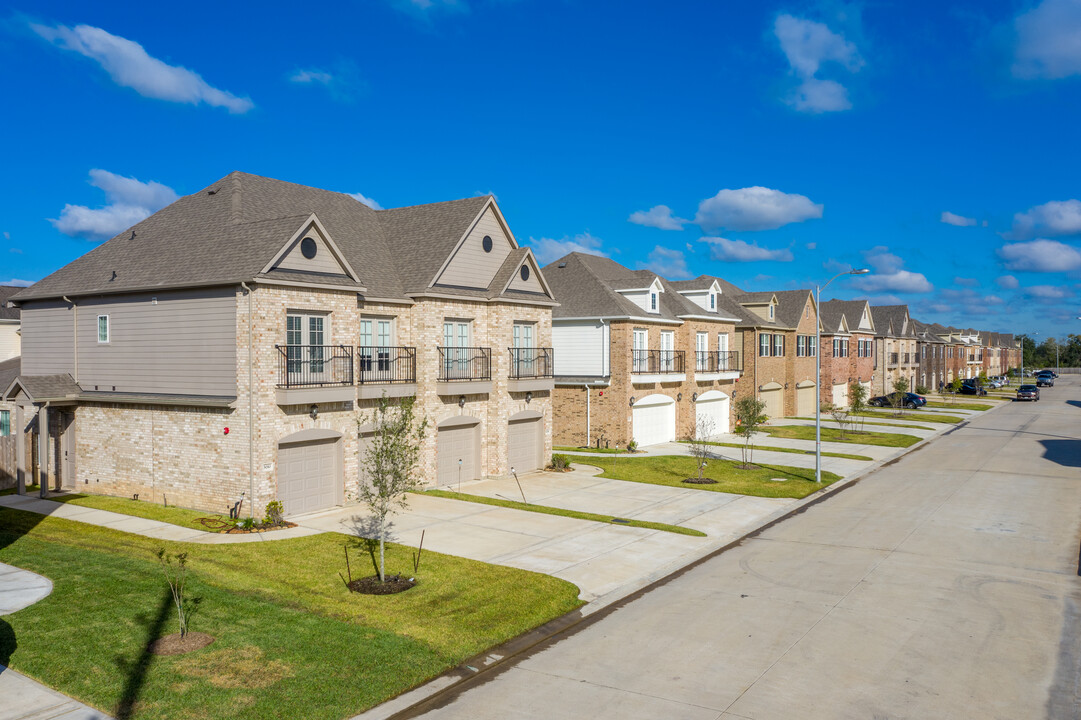 Mirror Lake Townhomes in Pearland, TX - Foto de edificio