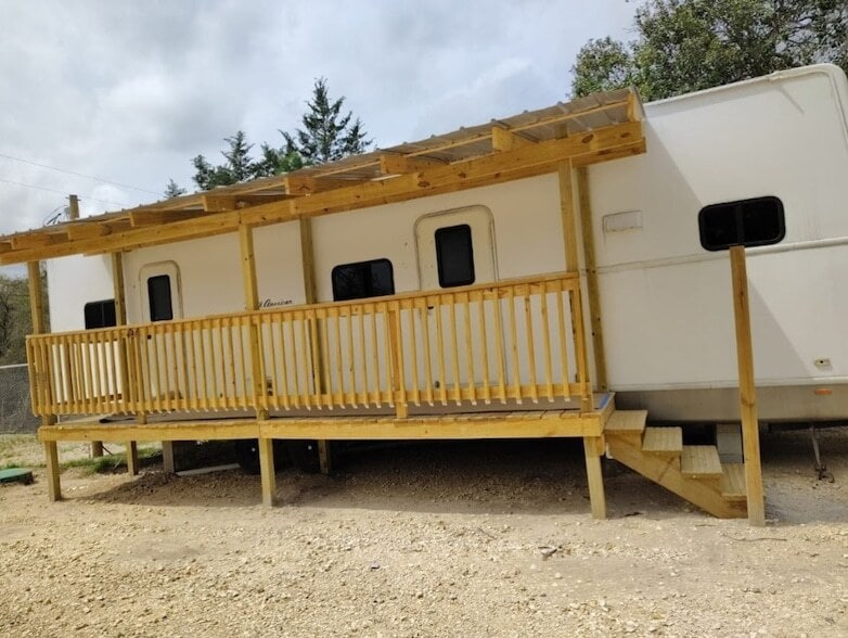 806 Yaupon Dr, Unit C in Caldwell, TX - Foto de edificio
