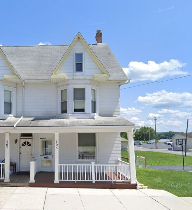 105 N York St in Goldsboro, PA - Building Photo