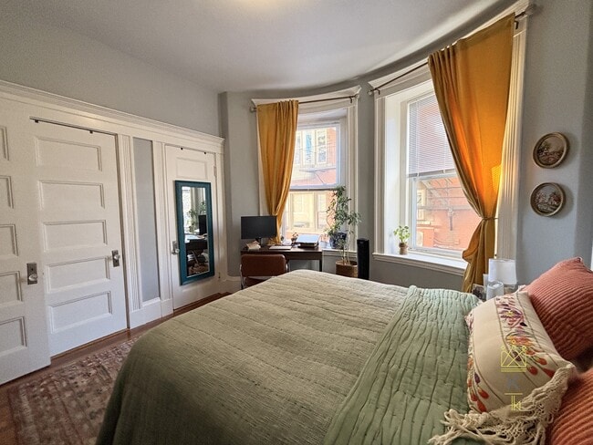 1569 Beacon St, Unit 12 in Brookline, MA - Foto de edificio - Building Photo