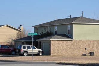 921 NW Summercrest Blvd-Unit -1 in Burleson, TX - Foto de edificio - Building Photo