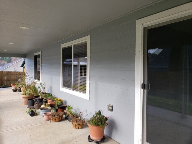 1464 Ryan Dr in Silverton, OR - Building Photo - Building Photo