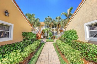 2365 Bayou Ln in Naples, FL - Building Photo