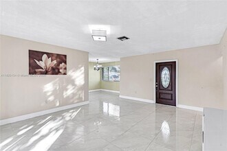 8430 NW 15th Ct in Pembroke Pines, FL - Foto de edificio - Building Photo