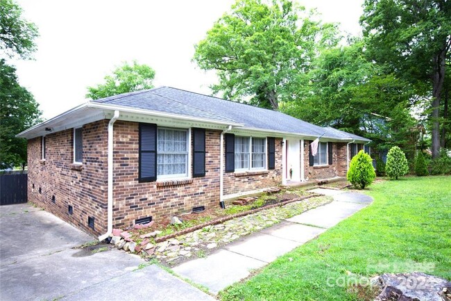 7820 Meadowdale Ln in Charlotte, NC - Building Photo - Building Photo