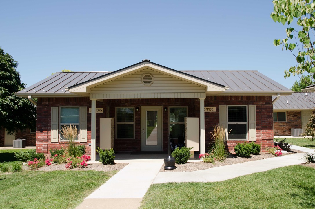 Allgeier Manor in Aurora, MO - Building Photo